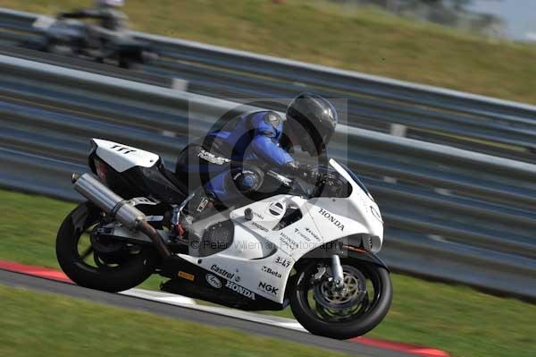 Motorcycle action photographs;Trackday digital images;event digital images;eventdigitalimages;no limits trackday;peter wileman photography;snetterton;snetterton circuit norfolk;snetterton photographs;trackday;trackday photos