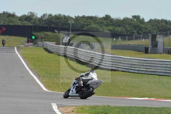 Motorcycle action photographs;Trackday digital images;event digital images;eventdigitalimages;no limits trackday;peter wileman photography;snetterton;snetterton circuit norfolk;snetterton photographs;trackday;trackday photos