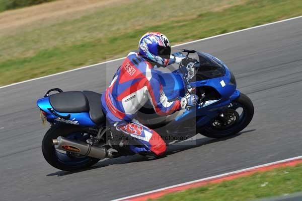Motorcycle action photographs;Trackday digital images;event digital images;eventdigitalimages;no limits trackday;peter wileman photography;snetterton;snetterton circuit norfolk;snetterton photographs;trackday;trackday photos