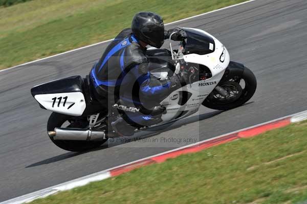 Motorcycle action photographs;Trackday digital images;event digital images;eventdigitalimages;no limits trackday;peter wileman photography;snetterton;snetterton circuit norfolk;snetterton photographs;trackday;trackday photos