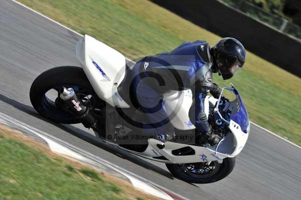 Motorcycle action photographs;Trackday digital images;event digital images;eventdigitalimages;no limits trackday;peter wileman photography;snetterton;snetterton circuit norfolk;snetterton photographs;trackday;trackday photos