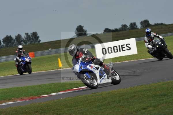 Motorcycle action photographs;Trackday digital images;event digital images;eventdigitalimages;no limits trackday;peter wileman photography;snetterton;snetterton circuit norfolk;snetterton photographs;trackday;trackday photos
