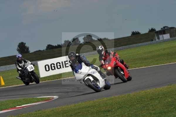 Motorcycle action photographs;Trackday digital images;event digital images;eventdigitalimages;no limits trackday;peter wileman photography;snetterton;snetterton circuit norfolk;snetterton photographs;trackday;trackday photos