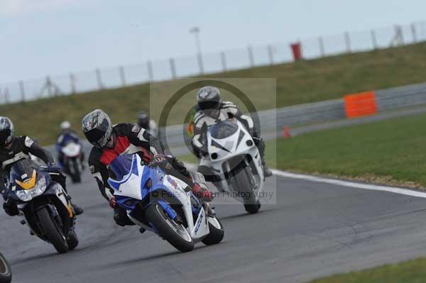 Motorcycle action photographs;Trackday digital images;event digital images;eventdigitalimages;no limits trackday;peter wileman photography;snetterton;snetterton circuit norfolk;snetterton photographs;trackday;trackday photos