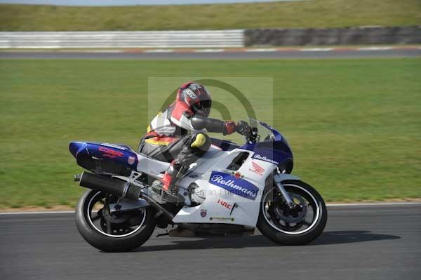 Motorcycle action photographs;Trackday digital images;event digital images;eventdigitalimages;no limits trackday;peter wileman photography;snetterton;snetterton circuit norfolk;snetterton photographs;trackday;trackday photos