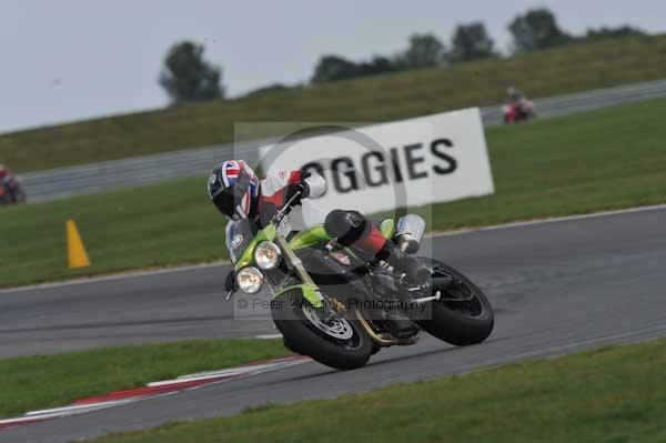 Motorcycle action photographs;Trackday digital images;event digital images;eventdigitalimages;no limits trackday;peter wileman photography;snetterton;snetterton circuit norfolk;snetterton photographs;trackday;trackday photos