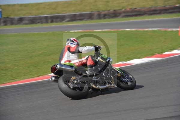 Motorcycle action photographs;Trackday digital images;event digital images;eventdigitalimages;no limits trackday;peter wileman photography;snetterton;snetterton circuit norfolk;snetterton photographs;trackday;trackday photos