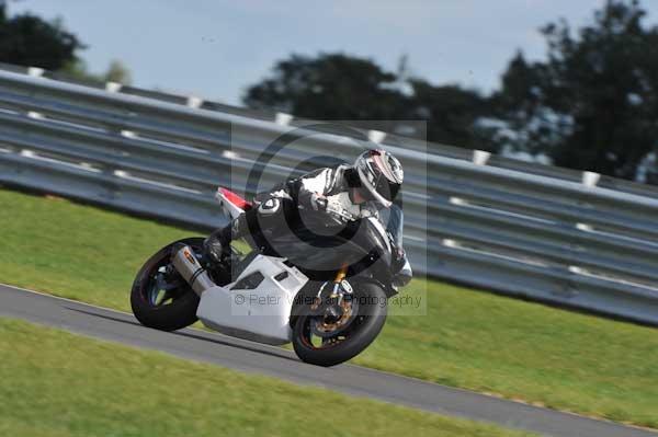 Motorcycle action photographs;Trackday digital images;event digital images;eventdigitalimages;no limits trackday;peter wileman photography;snetterton;snetterton circuit norfolk;snetterton photographs;trackday;trackday photos