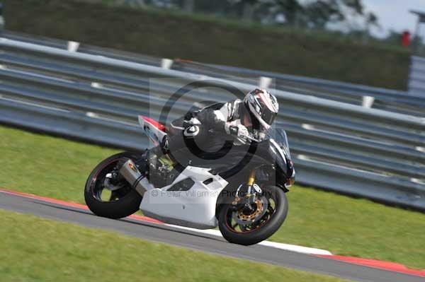 Motorcycle action photographs;Trackday digital images;event digital images;eventdigitalimages;no limits trackday;peter wileman photography;snetterton;snetterton circuit norfolk;snetterton photographs;trackday;trackday photos
