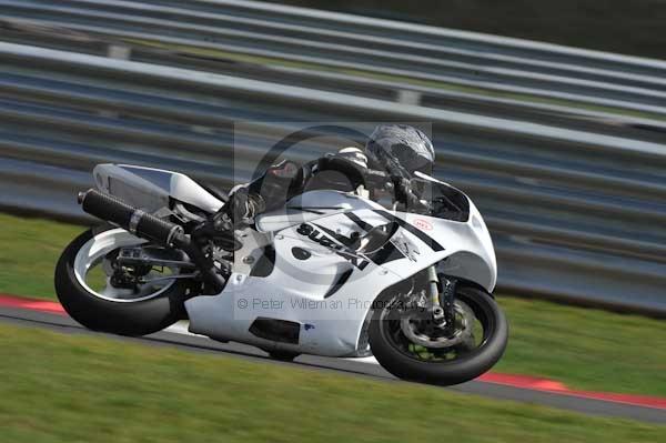 Motorcycle action photographs;Trackday digital images;event digital images;eventdigitalimages;no limits trackday;peter wileman photography;snetterton;snetterton circuit norfolk;snetterton photographs;trackday;trackday photos