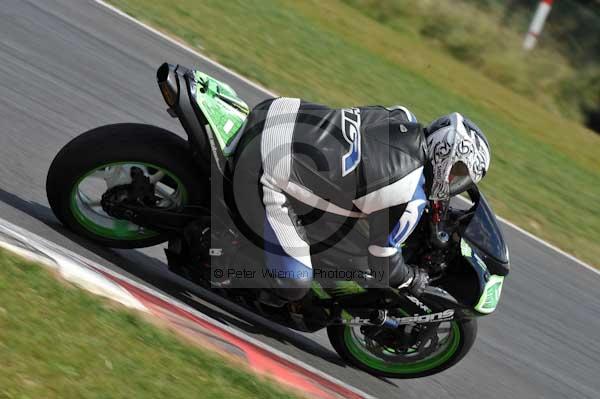 Motorcycle action photographs;Trackday digital images;event digital images;eventdigitalimages;no limits trackday;peter wileman photography;snetterton;snetterton circuit norfolk;snetterton photographs;trackday;trackday photos