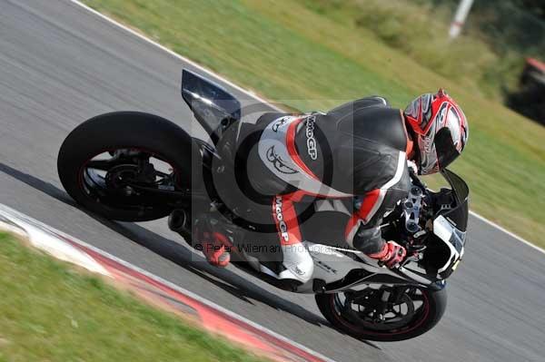 Motorcycle action photographs;Trackday digital images;event digital images;eventdigitalimages;no limits trackday;peter wileman photography;snetterton;snetterton circuit norfolk;snetterton photographs;trackday;trackday photos