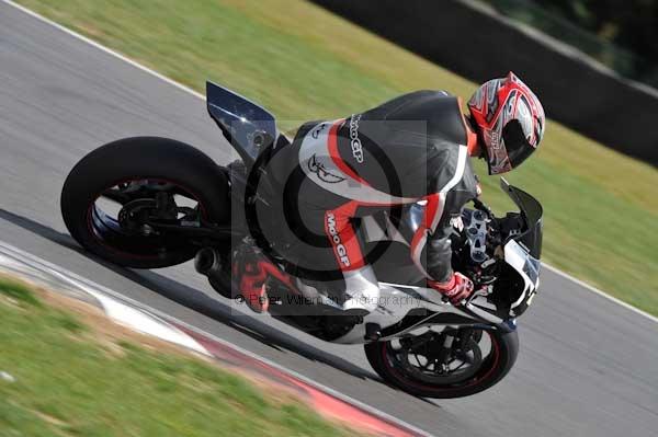 Motorcycle action photographs;Trackday digital images;event digital images;eventdigitalimages;no limits trackday;peter wileman photography;snetterton;snetterton circuit norfolk;snetterton photographs;trackday;trackday photos