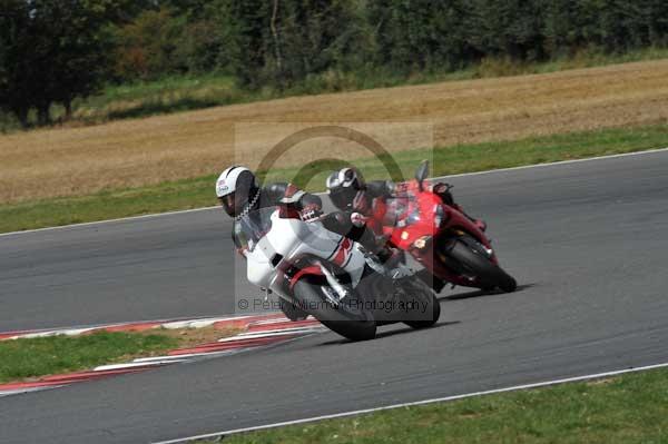 Motorcycle action photographs;Trackday digital images;event digital images;eventdigitalimages;no limits trackday;peter wileman photography;snetterton;snetterton circuit norfolk;snetterton photographs;trackday;trackday photos