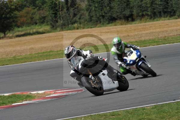 Motorcycle action photographs;Trackday digital images;event digital images;eventdigitalimages;no limits trackday;peter wileman photography;snetterton;snetterton circuit norfolk;snetterton photographs;trackday;trackday photos
