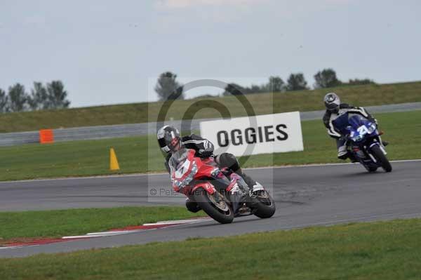 Motorcycle action photographs;Trackday digital images;event digital images;eventdigitalimages;no limits trackday;peter wileman photography;snetterton;snetterton circuit norfolk;snetterton photographs;trackday;trackday photos