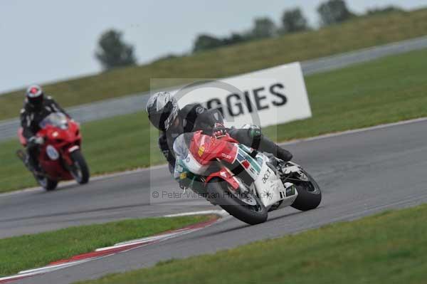 Motorcycle action photographs;Trackday digital images;event digital images;eventdigitalimages;no limits trackday;peter wileman photography;snetterton;snetterton circuit norfolk;snetterton photographs;trackday;trackday photos