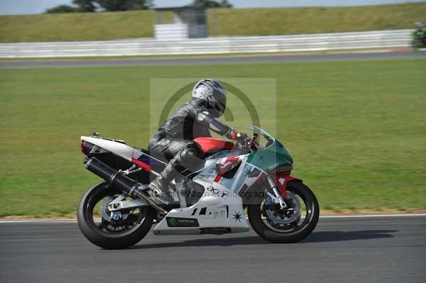 Motorcycle action photographs;Trackday digital images;event digital images;eventdigitalimages;no limits trackday;peter wileman photography;snetterton;snetterton circuit norfolk;snetterton photographs;trackday;trackday photos