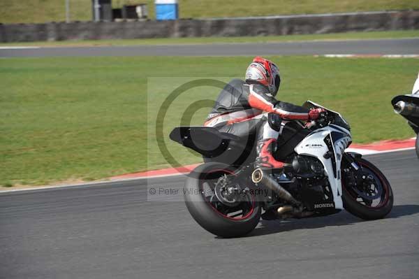 Motorcycle action photographs;Trackday digital images;event digital images;eventdigitalimages;no limits trackday;peter wileman photography;snetterton;snetterton circuit norfolk;snetterton photographs;trackday;trackday photos