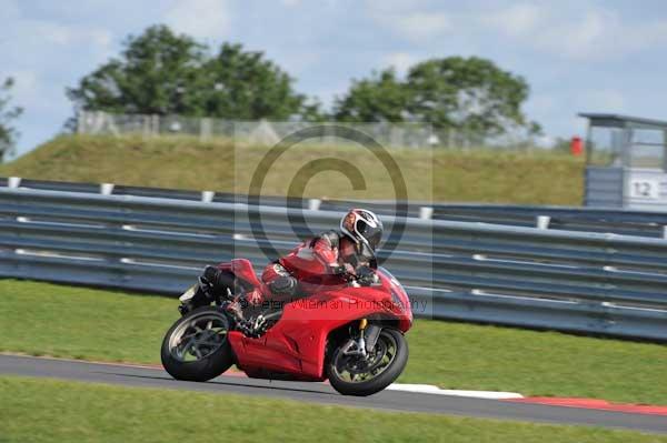 Motorcycle action photographs;Trackday digital images;event digital images;eventdigitalimages;no limits trackday;peter wileman photography;snetterton;snetterton circuit norfolk;snetterton photographs;trackday;trackday photos