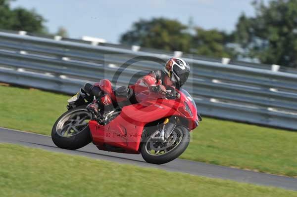 Motorcycle action photographs;Trackday digital images;event digital images;eventdigitalimages;no limits trackday;peter wileman photography;snetterton;snetterton circuit norfolk;snetterton photographs;trackday;trackday photos