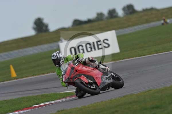 Motorcycle action photographs;Trackday digital images;event digital images;eventdigitalimages;no limits trackday;peter wileman photography;snetterton;snetterton circuit norfolk;snetterton photographs;trackday;trackday photos