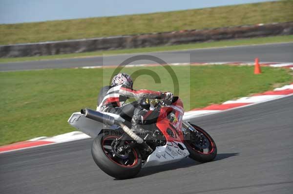 Motorcycle action photographs;Trackday digital images;event digital images;eventdigitalimages;no limits trackday;peter wileman photography;snetterton;snetterton circuit norfolk;snetterton photographs;trackday;trackday photos
