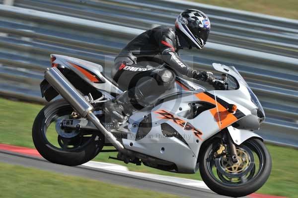 Motorcycle action photographs;Trackday digital images;event digital images;eventdigitalimages;no limits trackday;peter wileman photography;snetterton;snetterton circuit norfolk;snetterton photographs;trackday;trackday photos