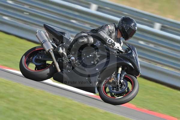Motorcycle action photographs;Trackday digital images;event digital images;eventdigitalimages;no limits trackday;peter wileman photography;snetterton;snetterton circuit norfolk;snetterton photographs;trackday;trackday photos