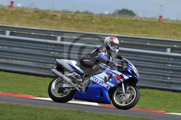 Motorcycle action photographs;Trackday digital images;event digital images;eventdigitalimages;no limits trackday;peter wileman photography;snetterton;snetterton circuit norfolk;snetterton photographs;trackday;trackday photos