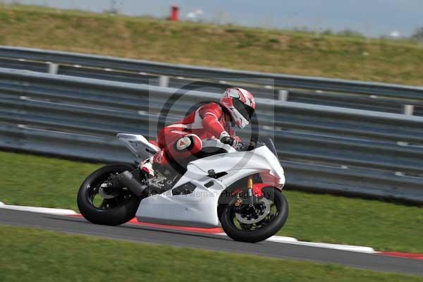 Motorcycle action photographs;Trackday digital images;event digital images;eventdigitalimages;no limits trackday;peter wileman photography;snetterton;snetterton circuit norfolk;snetterton photographs;trackday;trackday photos