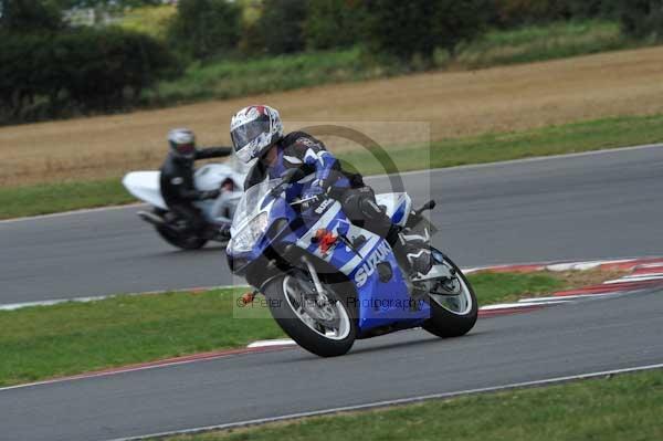 Motorcycle action photographs;Trackday digital images;event digital images;eventdigitalimages;no limits trackday;peter wileman photography;snetterton;snetterton circuit norfolk;snetterton photographs;trackday;trackday photos