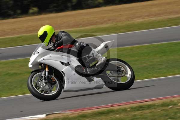 Motorcycle action photographs;Trackday digital images;event digital images;eventdigitalimages;no limits trackday;peter wileman photography;snetterton;snetterton circuit norfolk;snetterton photographs;trackday;trackday photos