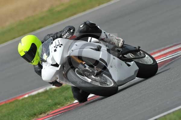 Motorcycle action photographs;Trackday digital images;event digital images;eventdigitalimages;no limits trackday;peter wileman photography;snetterton;snetterton circuit norfolk;snetterton photographs;trackday;trackday photos