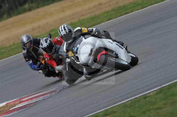 Motorcycle action photographs;Trackday digital images;event digital images;eventdigitalimages;no limits trackday;peter wileman photography;snetterton;snetterton circuit norfolk;snetterton photographs;trackday;trackday photos