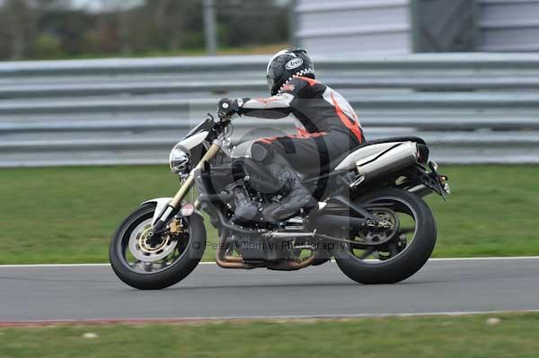Motorcycle action photographs;Trackday digital images;event digital images;eventdigitalimages;no limits trackday;peter wileman photography;snetterton;snetterton circuit norfolk;snetterton photographs;trackday;trackday photos