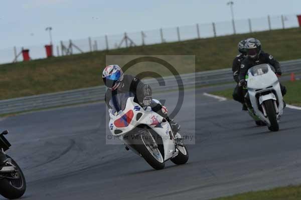 Motorcycle action photographs;Trackday digital images;event digital images;eventdigitalimages;no limits trackday;peter wileman photography;snetterton;snetterton circuit norfolk;snetterton photographs;trackday;trackday photos
