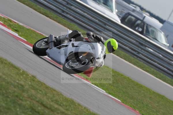 Motorcycle action photographs;Trackday digital images;event digital images;eventdigitalimages;no limits trackday;peter wileman photography;snetterton;snetterton circuit norfolk;snetterton photographs;trackday;trackday photos