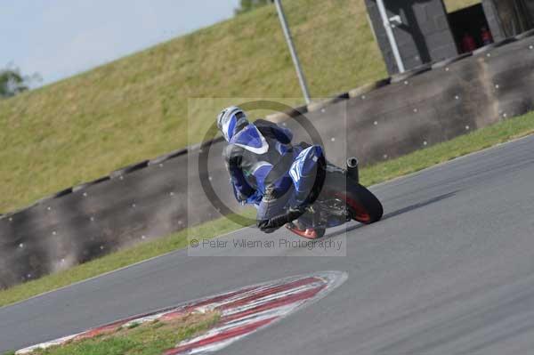 Motorcycle action photographs;Trackday digital images;event digital images;eventdigitalimages;no limits trackday;peter wileman photography;snetterton;snetterton circuit norfolk;snetterton photographs;trackday;trackday photos