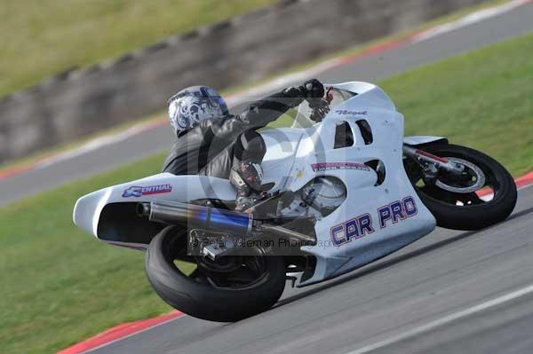 Motorcycle action photographs;Trackday digital images;event digital images;eventdigitalimages;no limits trackday;peter wileman photography;snetterton;snetterton circuit norfolk;snetterton photographs;trackday;trackday photos