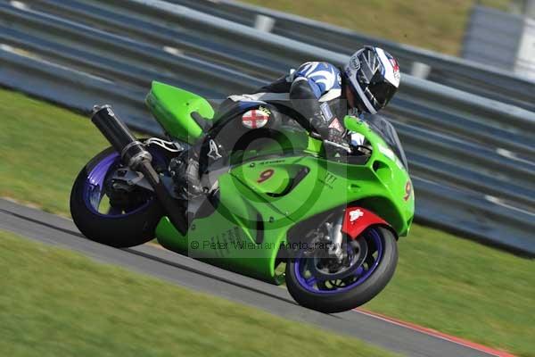 Motorcycle action photographs;Trackday digital images;event digital images;eventdigitalimages;no limits trackday;peter wileman photography;snetterton;snetterton circuit norfolk;snetterton photographs;trackday;trackday photos