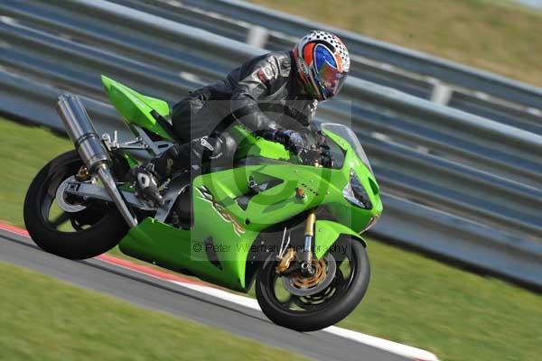 Motorcycle action photographs;Trackday digital images;event digital images;eventdigitalimages;no limits trackday;peter wileman photography;snetterton;snetterton circuit norfolk;snetterton photographs;trackday;trackday photos
