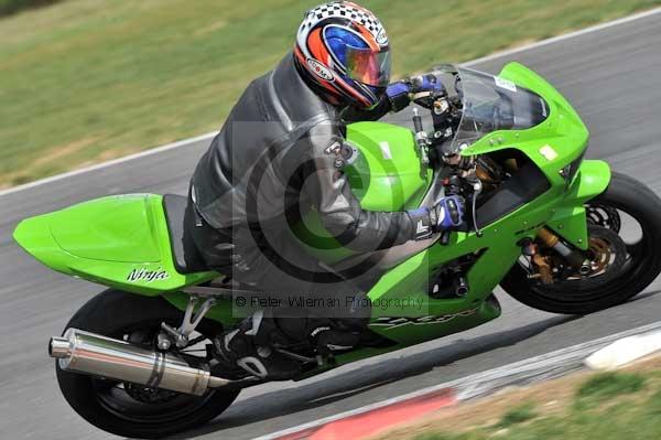 Motorcycle action photographs;Trackday digital images;event digital images;eventdigitalimages;no limits trackday;peter wileman photography;snetterton;snetterton circuit norfolk;snetterton photographs;trackday;trackday photos