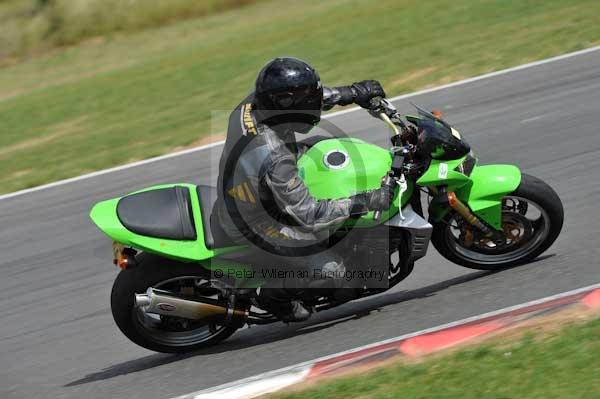 Motorcycle action photographs;Trackday digital images;event digital images;eventdigitalimages;no limits trackday;peter wileman photography;snetterton;snetterton circuit norfolk;snetterton photographs;trackday;trackday photos