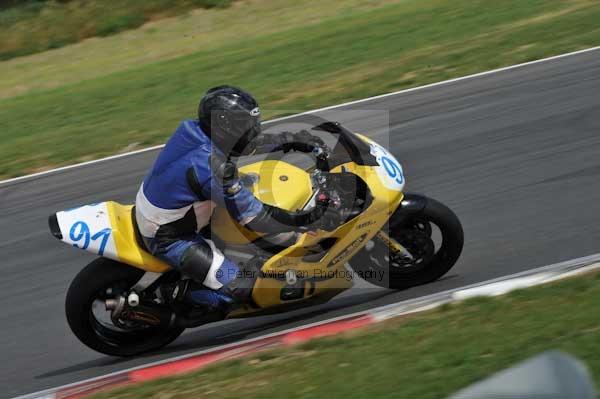 Motorcycle action photographs;Trackday digital images;event digital images;eventdigitalimages;no limits trackday;peter wileman photography;snetterton;snetterton circuit norfolk;snetterton photographs;trackday;trackday photos