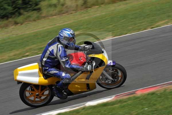 Motorcycle action photographs;Trackday digital images;event digital images;eventdigitalimages;no limits trackday;peter wileman photography;snetterton;snetterton circuit norfolk;snetterton photographs;trackday;trackday photos