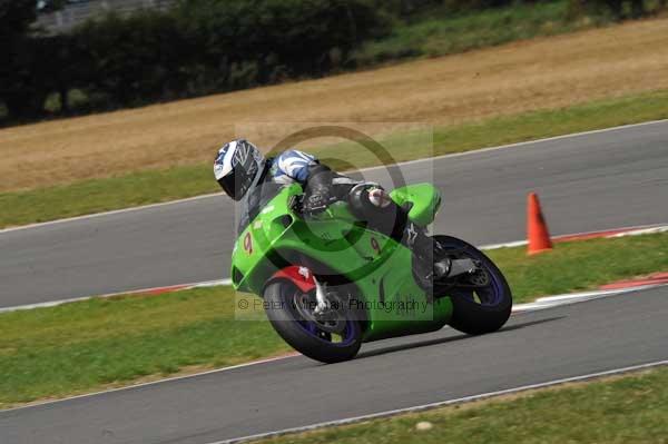 Motorcycle action photographs;Trackday digital images;event digital images;eventdigitalimages;no limits trackday;peter wileman photography;snetterton;snetterton circuit norfolk;snetterton photographs;trackday;trackday photos