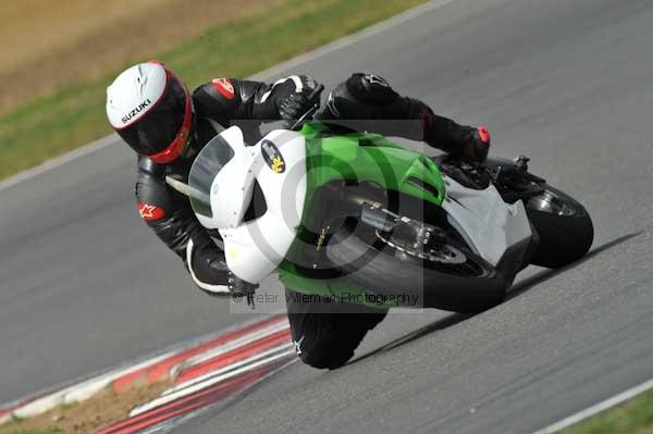 Motorcycle action photographs;Trackday digital images;event digital images;eventdigitalimages;no limits trackday;peter wileman photography;snetterton;snetterton circuit norfolk;snetterton photographs;trackday;trackday photos