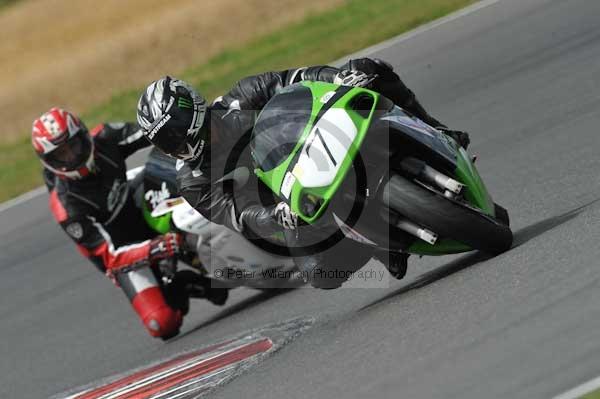 Motorcycle action photographs;Trackday digital images;event digital images;eventdigitalimages;no limits trackday;peter wileman photography;snetterton;snetterton circuit norfolk;snetterton photographs;trackday;trackday photos