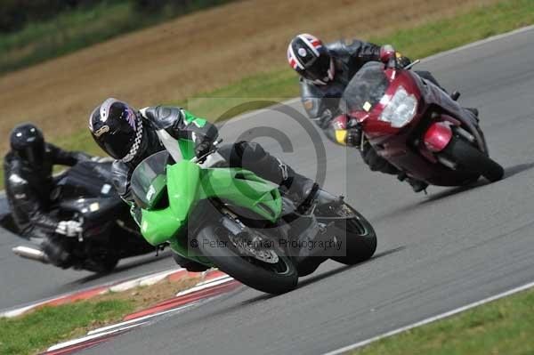 Motorcycle action photographs;Trackday digital images;event digital images;eventdigitalimages;no limits trackday;peter wileman photography;snetterton;snetterton circuit norfolk;snetterton photographs;trackday;trackday photos